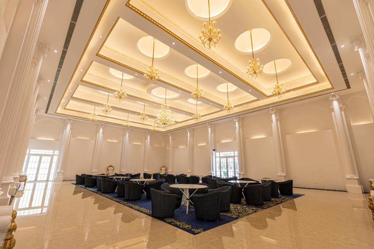 The Grand Monarch Hotel, اوجاين المظهر الخارجي الصورة