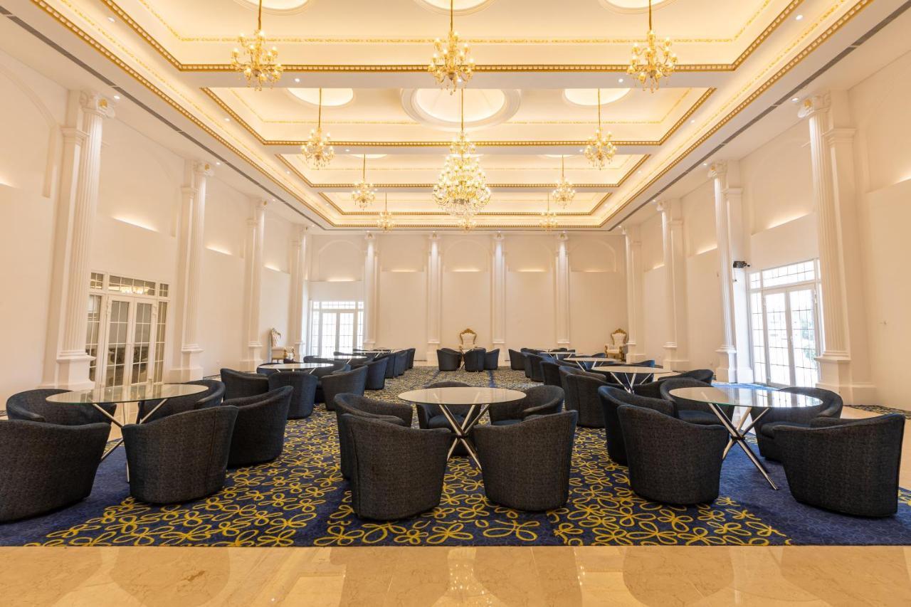 The Grand Monarch Hotel, اوجاين المظهر الخارجي الصورة