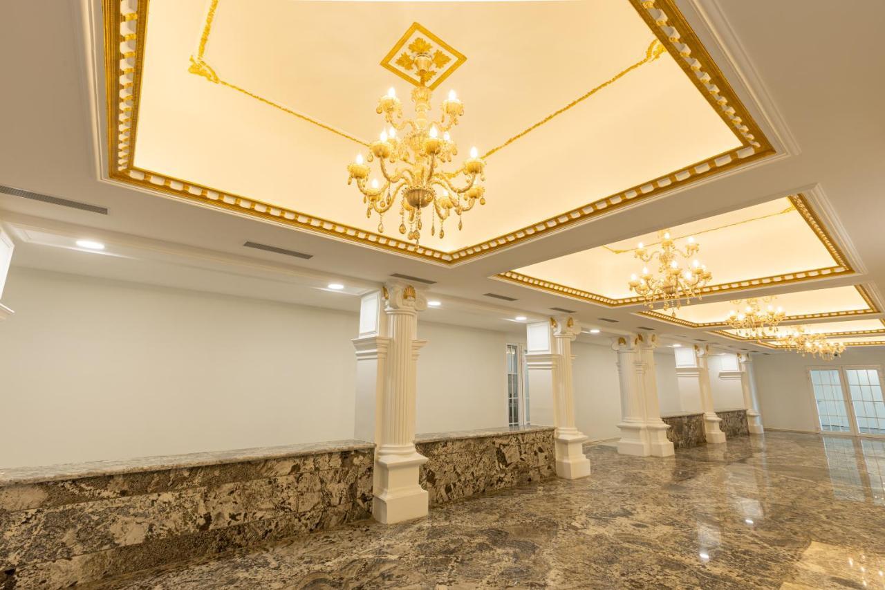 The Grand Monarch Hotel, اوجاين المظهر الخارجي الصورة