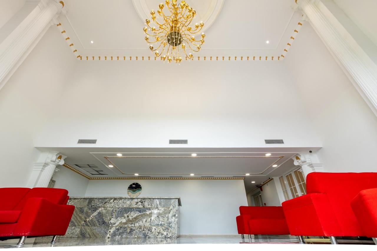 The Grand Monarch Hotel, اوجاين المظهر الخارجي الصورة
