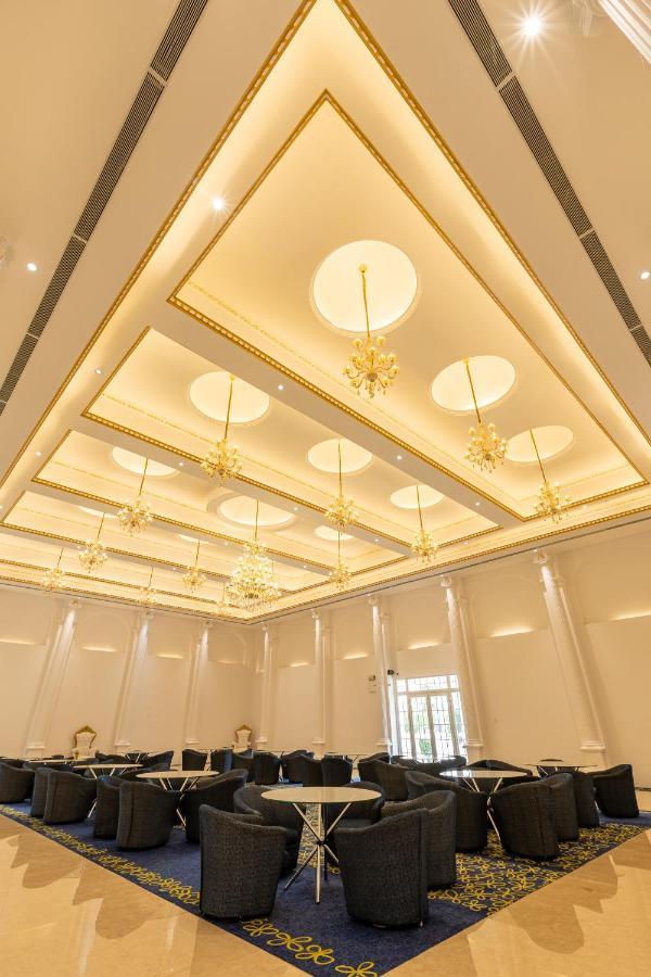 The Grand Monarch Hotel, اوجاين المظهر الخارجي الصورة