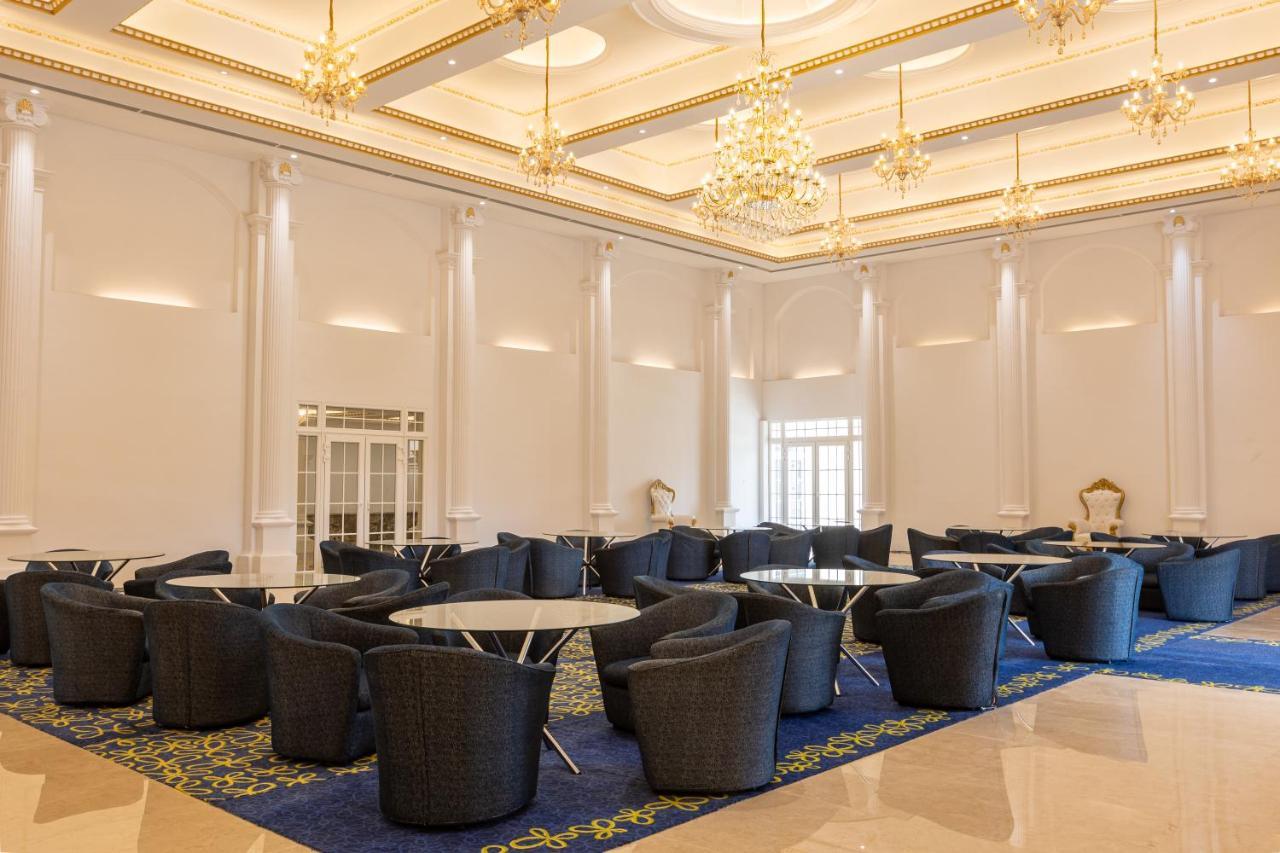 The Grand Monarch Hotel, اوجاين المظهر الخارجي الصورة