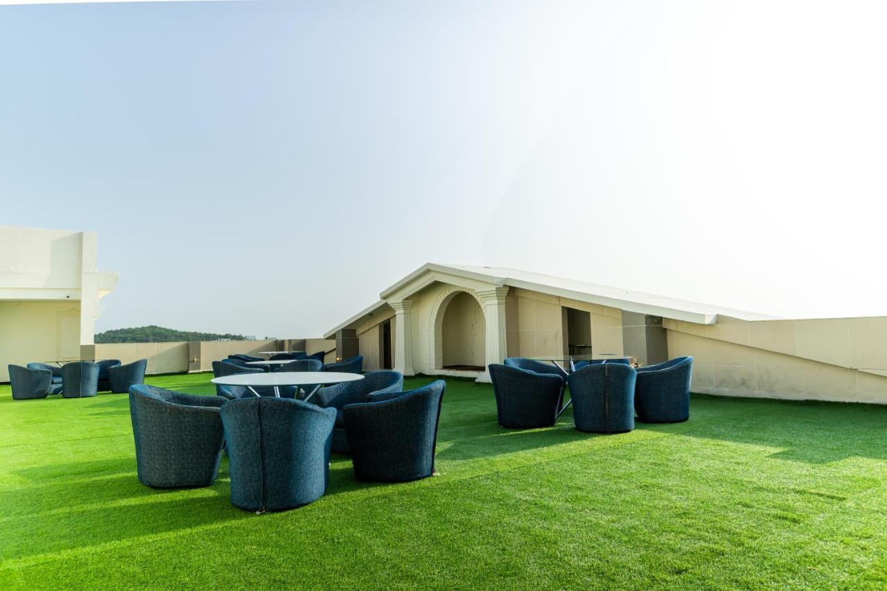 The Grand Monarch Hotel, اوجاين المظهر الخارجي الصورة