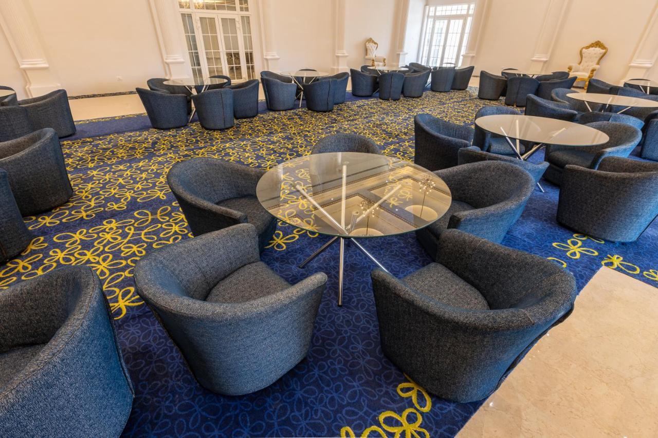 The Grand Monarch Hotel, اوجاين المظهر الخارجي الصورة