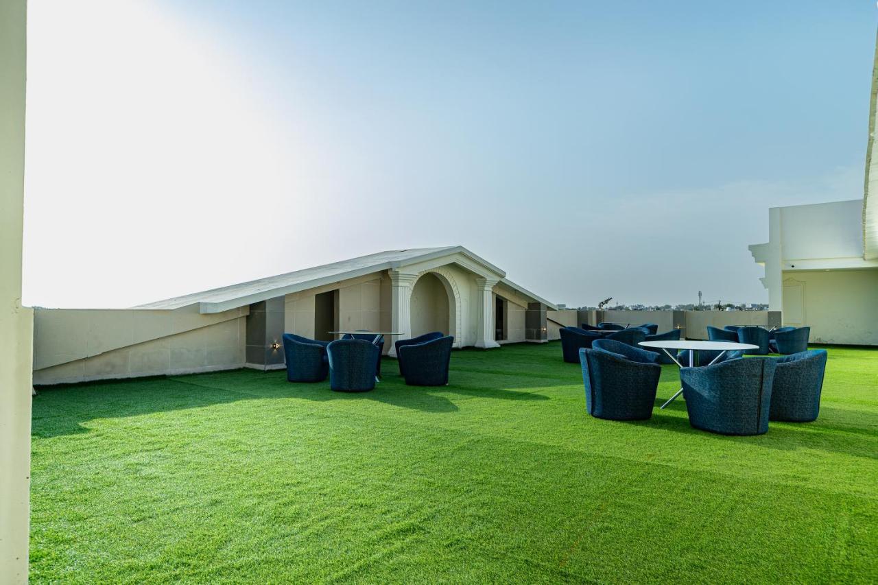 The Grand Monarch Hotel, اوجاين المظهر الخارجي الصورة