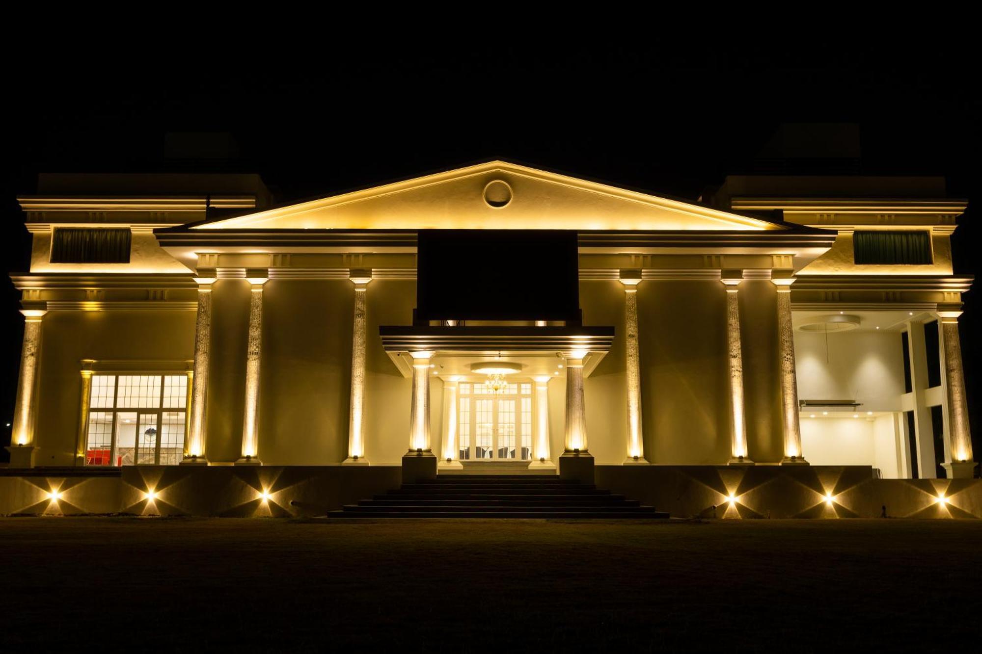 The Grand Monarch Hotel, اوجاين المظهر الخارجي الصورة