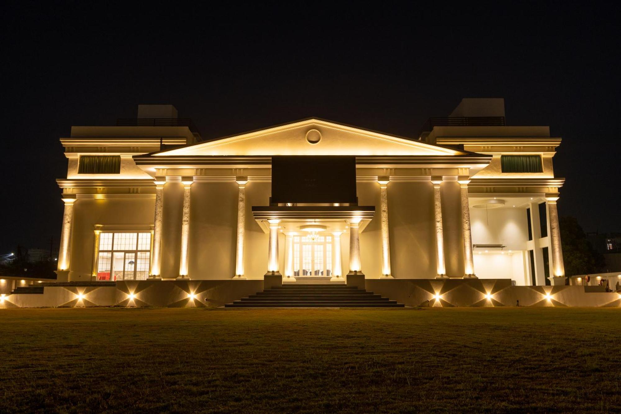 The Grand Monarch Hotel, اوجاين المظهر الخارجي الصورة