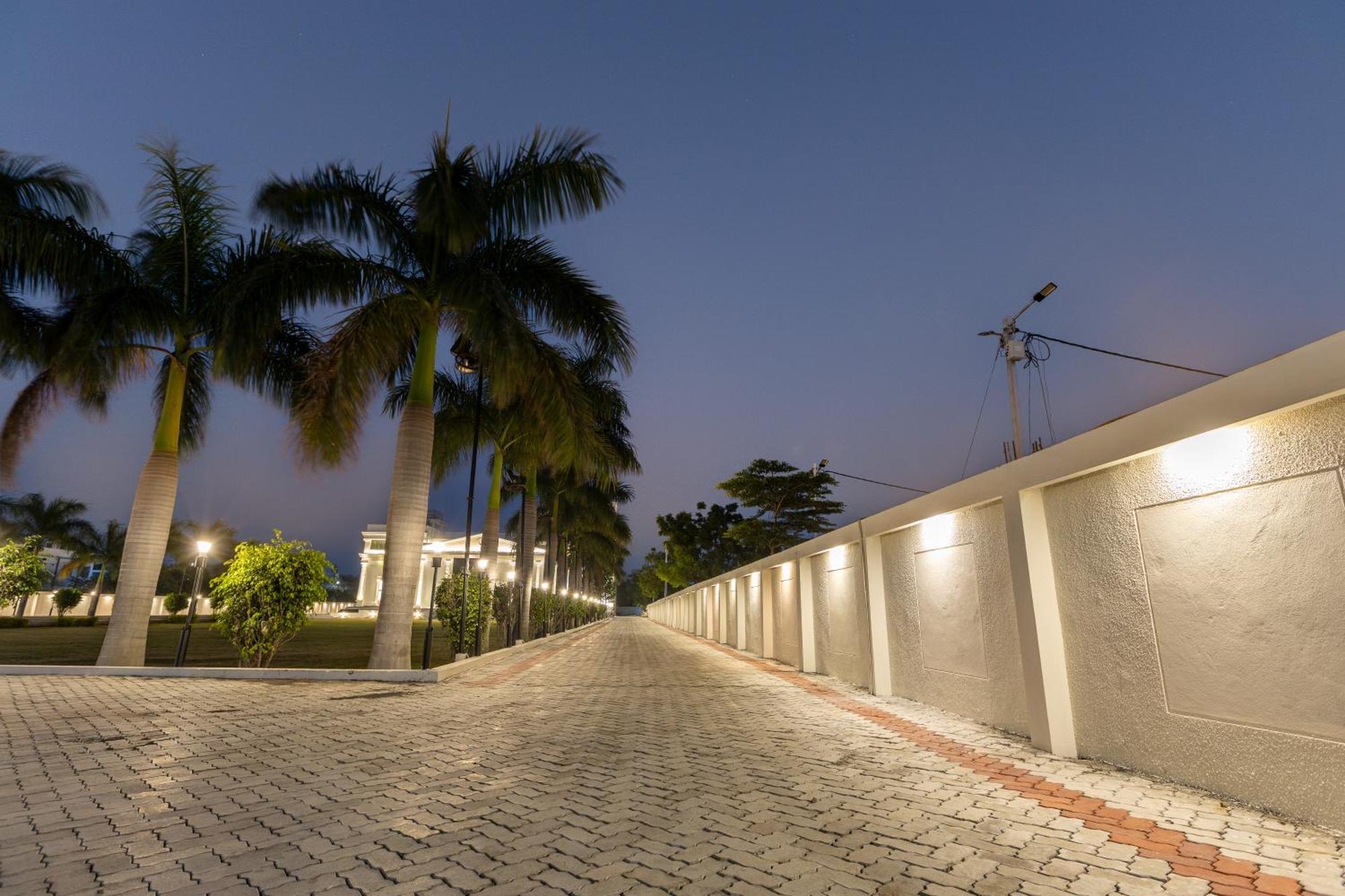 The Grand Monarch Hotel, اوجاين المظهر الخارجي الصورة