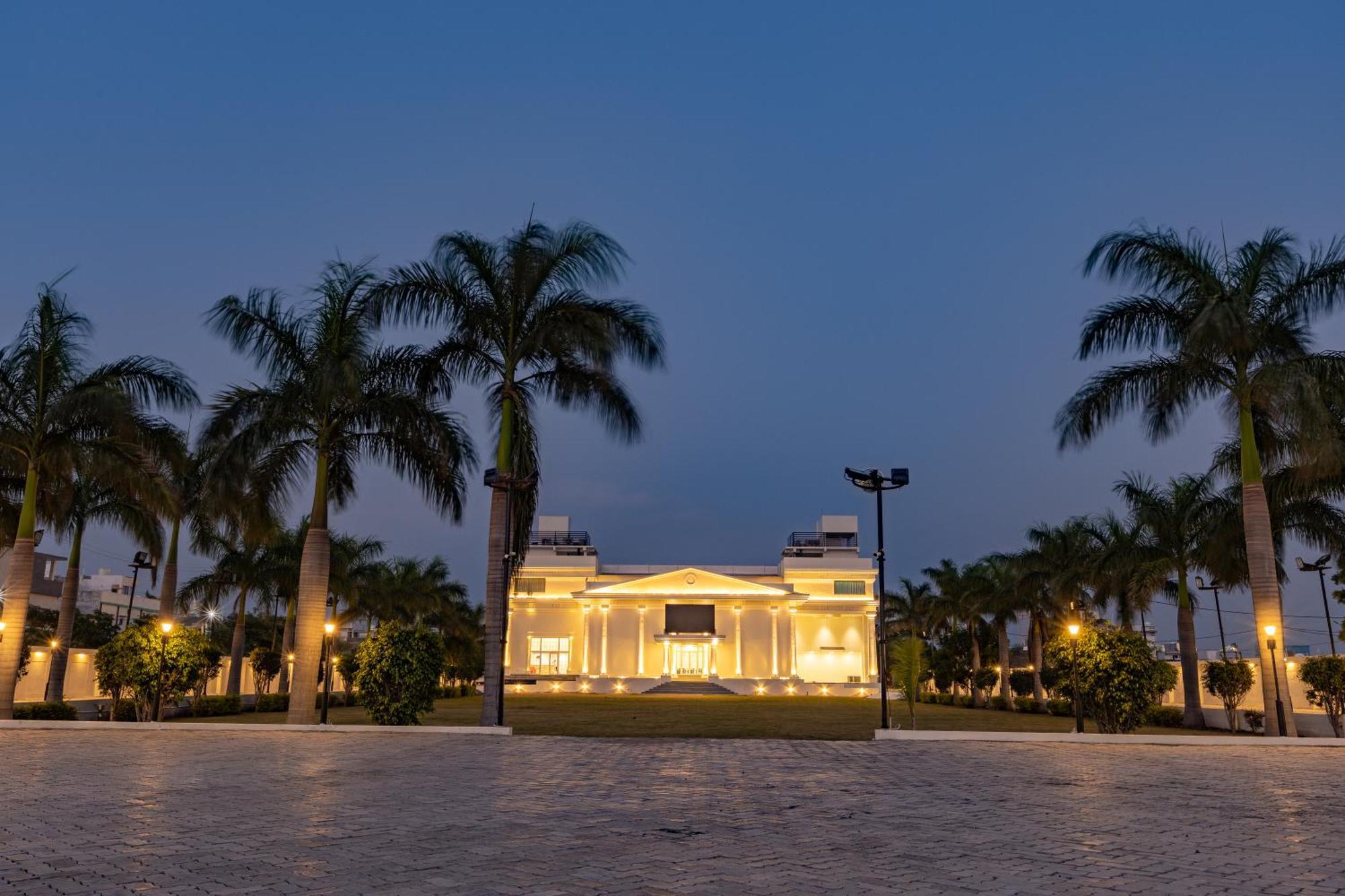 The Grand Monarch Hotel, اوجاين المظهر الخارجي الصورة