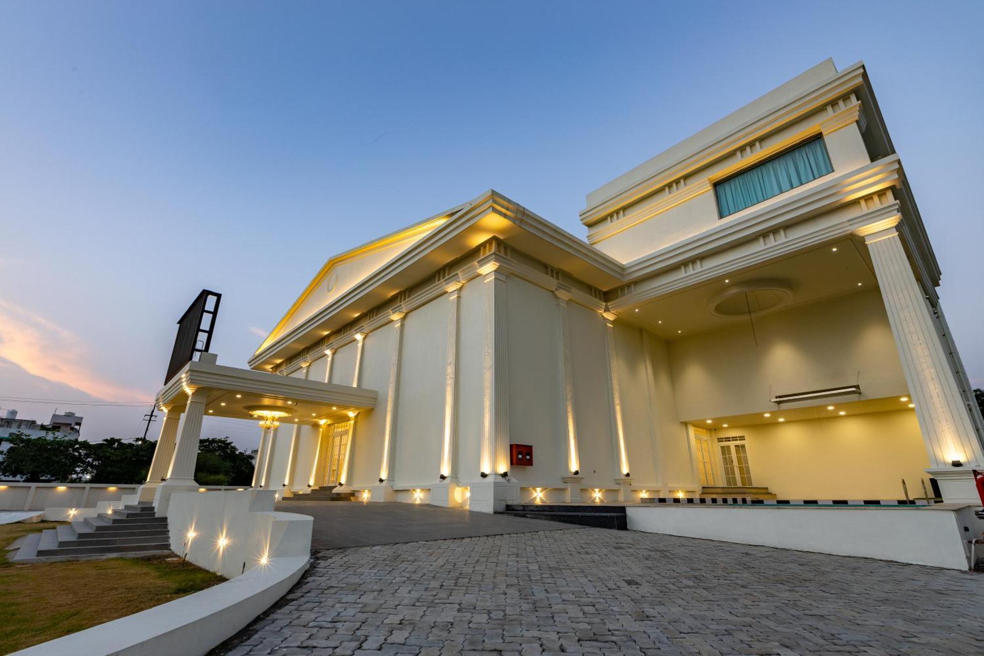 The Grand Monarch Hotel, اوجاين المظهر الخارجي الصورة