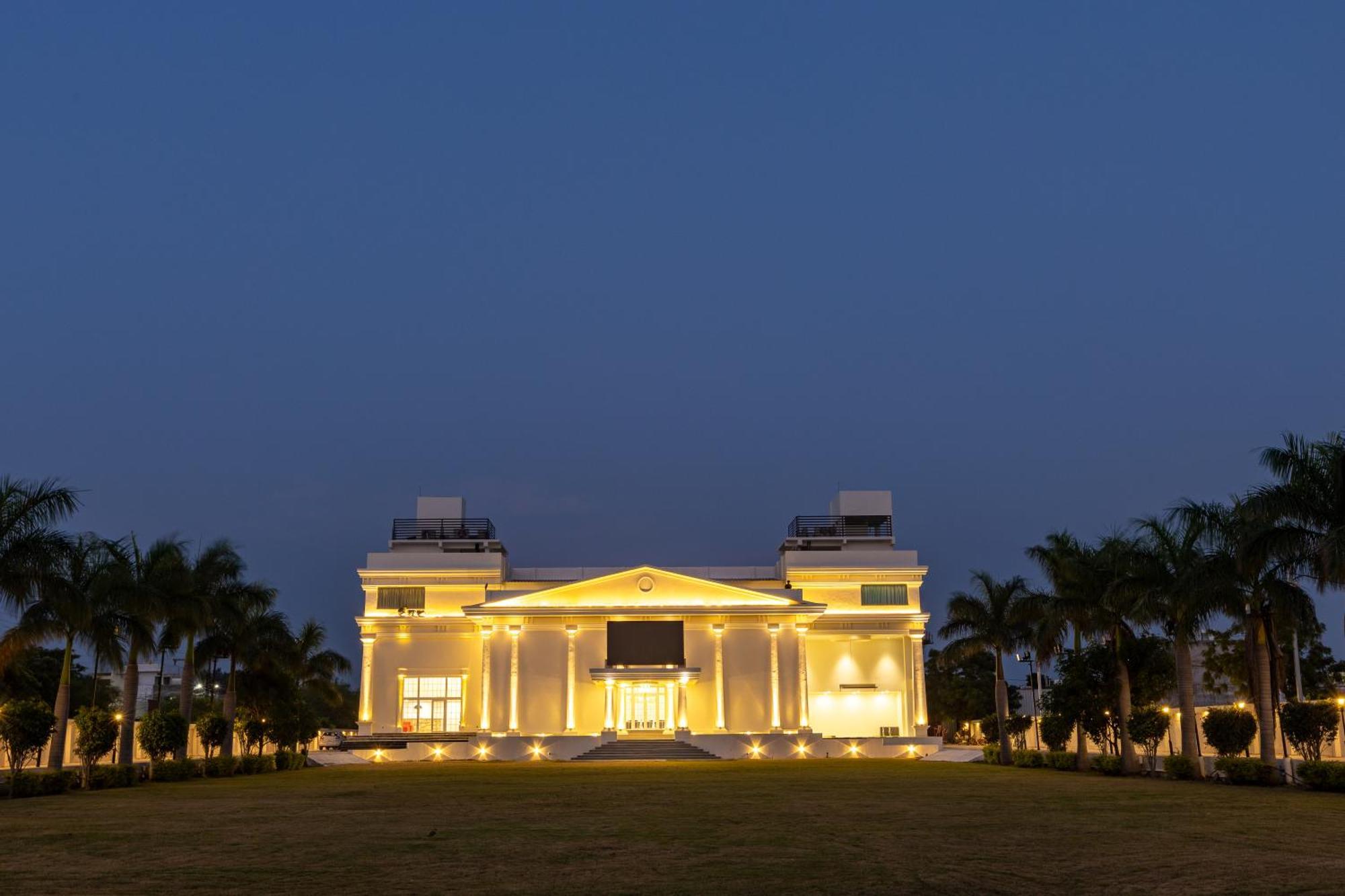 The Grand Monarch Hotel, اوجاين المظهر الخارجي الصورة