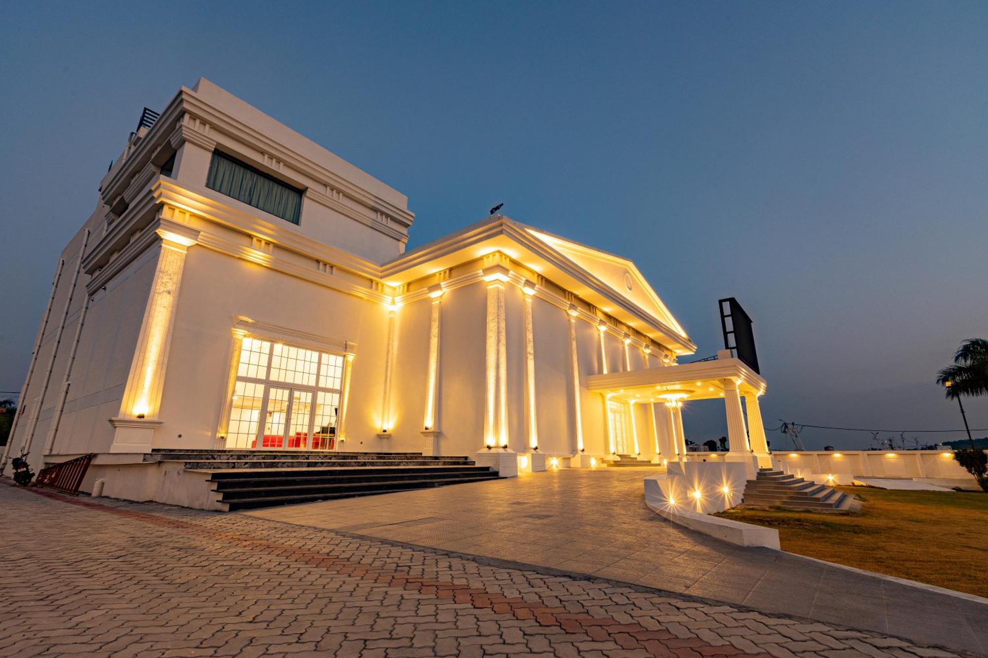 The Grand Monarch Hotel, اوجاين المظهر الخارجي الصورة