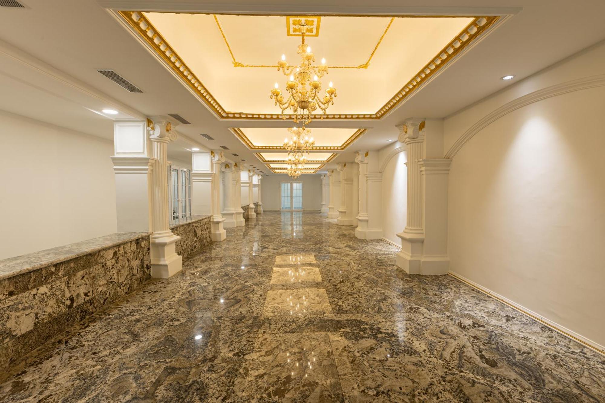 The Grand Monarch Hotel, اوجاين المظهر الخارجي الصورة