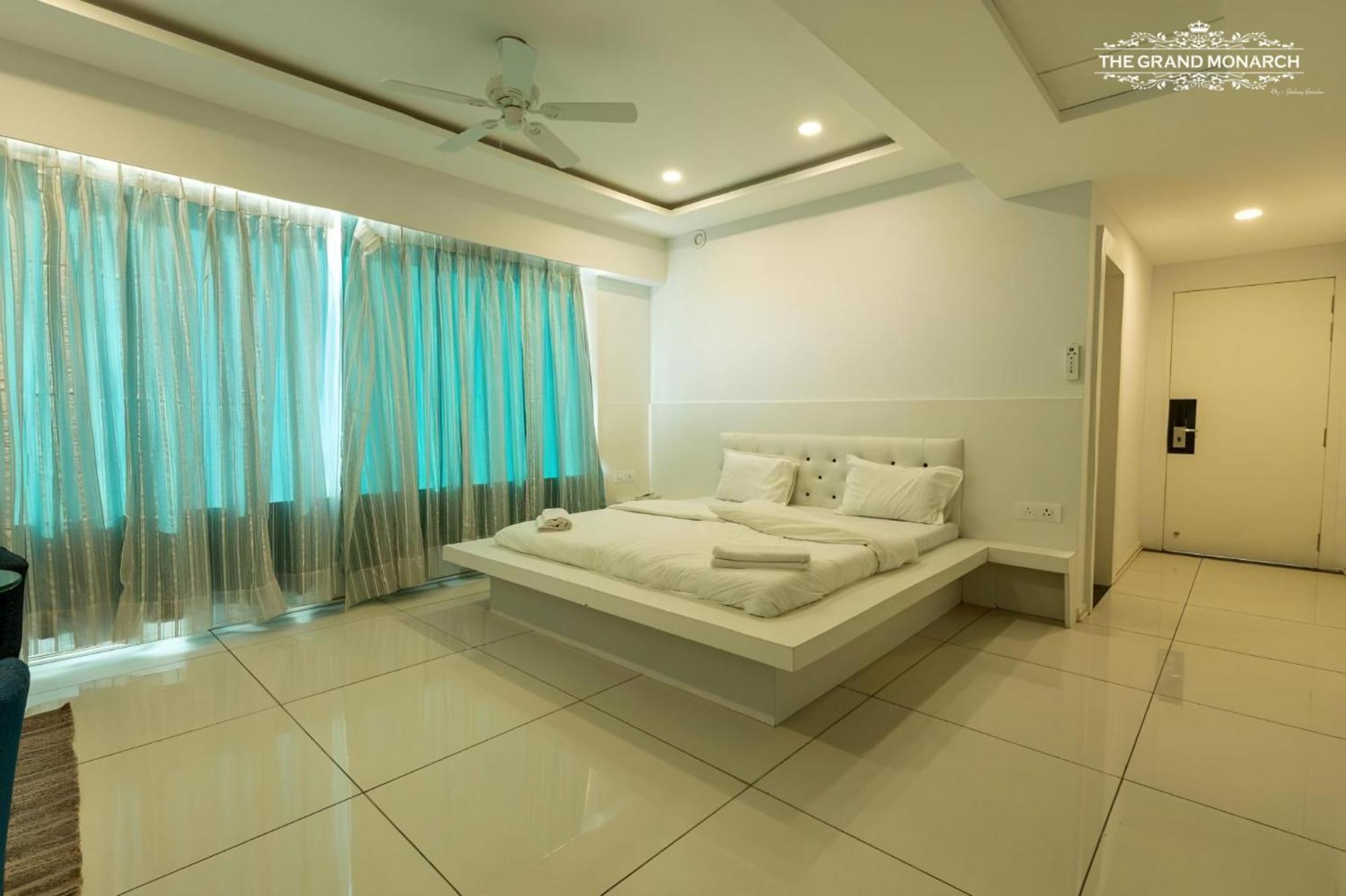 The Grand Monarch Hotel, اوجاين المظهر الخارجي الصورة